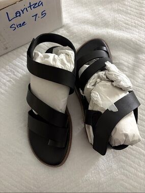 Lariza Black Strappy Women's Sandals